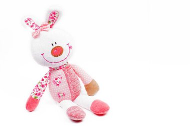 beyaz zemin üzerinde oyuncak tavşan