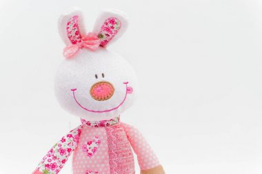 beyaz zemin üzerinde oyuncak tavşan
