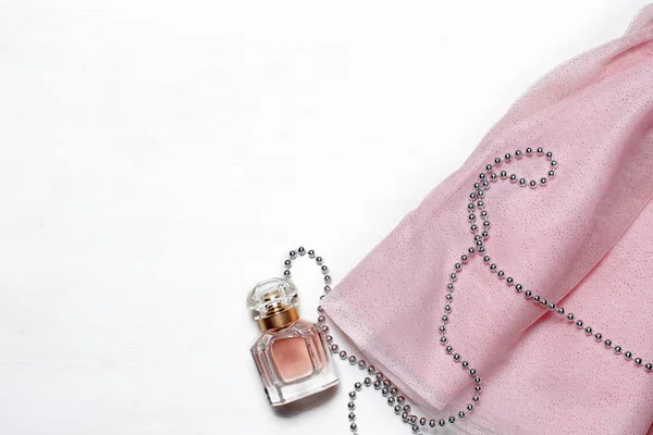 Perfume Accesorios Sobre Fondo Blanco — Foto de Stock