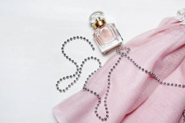 Parfüm ve aksesuarları beyaz bir arka plan üzerinde