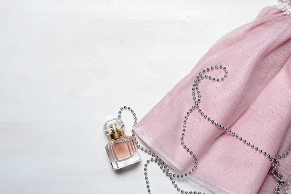 Parfüm ve aksesuarları beyaz bir arka plan üzerinde