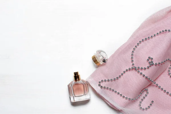 Perfume Accesorios Sobre Fondo Blanco — Foto de Stock