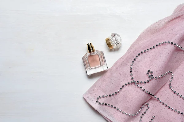 Parfüm ve aksesuarları beyaz bir arka plan üzerinde