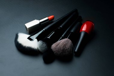 Kozmetik ve beyaz arka planda fırçalar