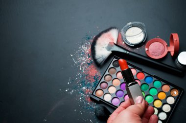 Kozmetik ve beyaz arka planda fırçalar