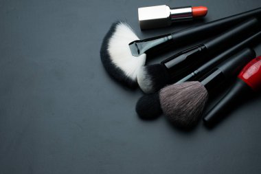 Kozmetik ve beyaz arka planda fırçalar