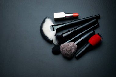 Kozmetik ve beyaz arka planda fırçalar