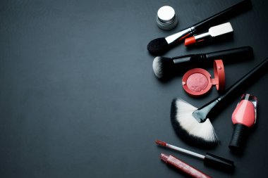 Kozmetik ve beyaz arka planda fırçalar