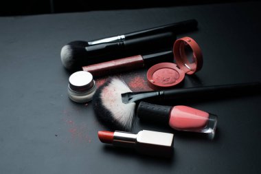 Kozmetik ve beyaz arka planda fırçalar