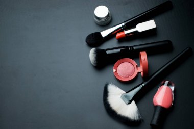 Kozmetik ve beyaz arka planda fırçalar