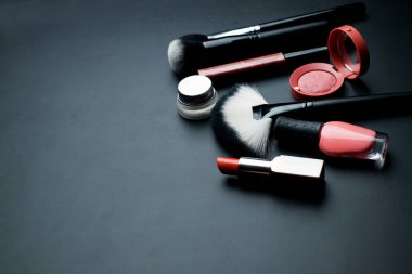 Kozmetik ve beyaz arka planda fırçalar