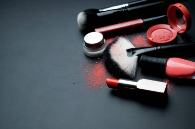 Kozmetik ve beyaz arka planda fırçalar