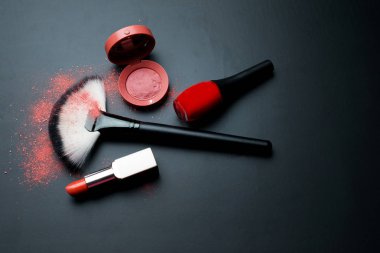 Kozmetik ve beyaz arka planda fırçalar