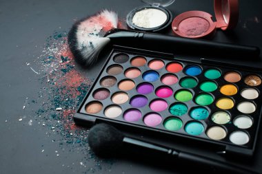 Kozmetik ve beyaz arka planda fırçalar