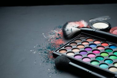 Kozmetik ve beyaz arka planda fırçalar