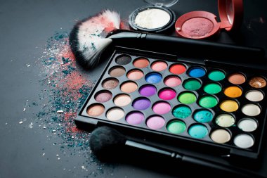 Kozmetik ve beyaz arka planda fırçalar