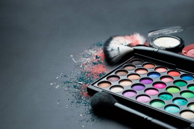 Kozmetik ve beyaz arka planda fırçalar