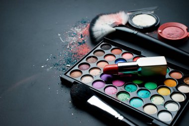 Kozmetik ve beyaz arka planda fırçalar