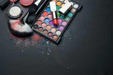 Kozmetik ve beyaz arka planda fırçalar