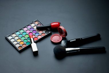 Makyaj ve kozmetik siyah bir arka plan için fırçalar