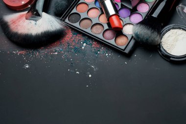 Fırçalar ve siyah bir arka plan üzerinde kozmetik