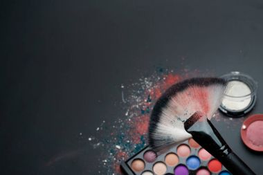 Kozmetik ve makyaj fırçaları siyah bir zemin üzerine