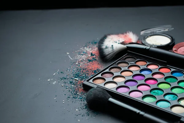 Kozmetik ve beyaz arka planda fırçalar