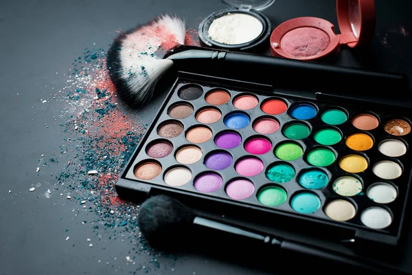 Kozmetik ve beyaz arka planda fırçalar