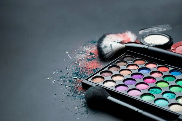 Kozmetik ve beyaz arka planda fırçalar