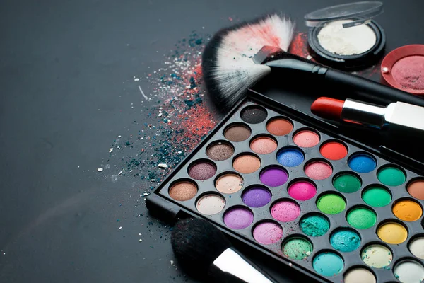 Kozmetik ve beyaz arka planda fırçalar