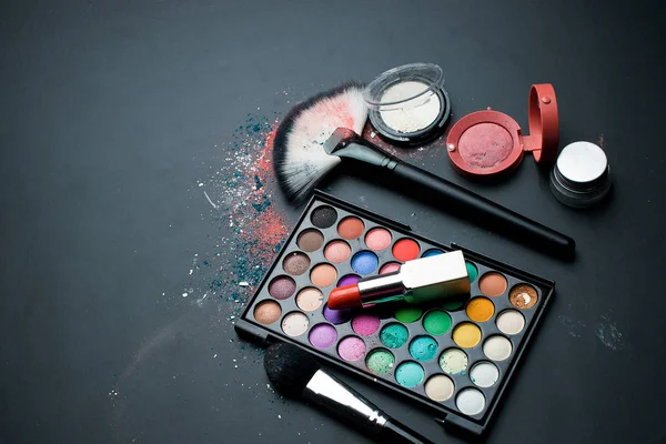 Kozmetik ve beyaz arka planda fırçalar