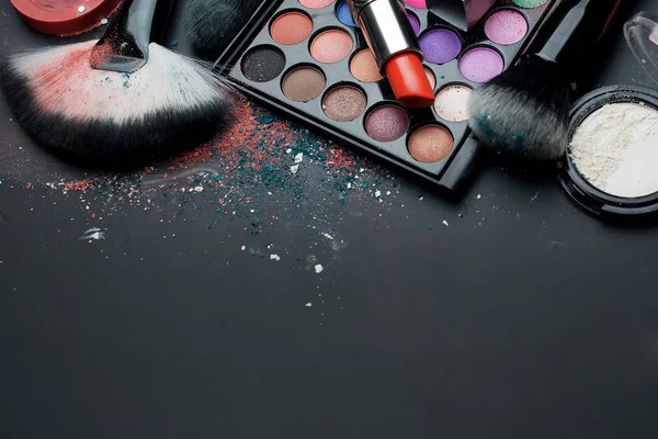 Fırçalar ve siyah bir arka plan üzerinde kozmetik