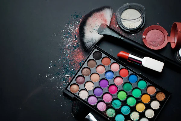 Kozmetik ve makyaj fırçaları siyah bir zemin üzerine set