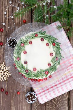 Noel kek beyaz çikolata, biberiye ve kızılcık 