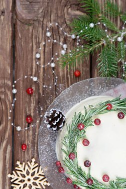 Noel kek beyaz çikolata, biberiye ve kızılcık 