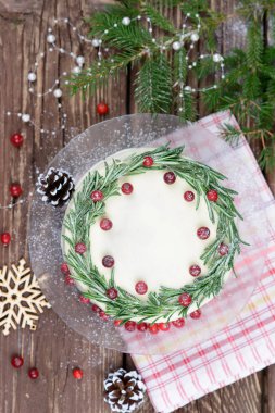 Beyaz çikolata, biberiye ve kızılcık ile pasta