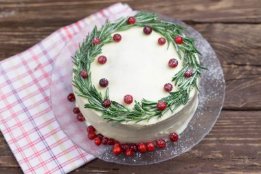 Beyaz çikolata, biberiye ve kızılcık ile pasta