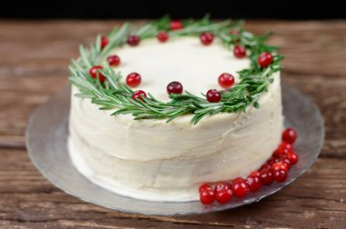 Beyaz çikolata, biberiye ve kızılcık ile pasta