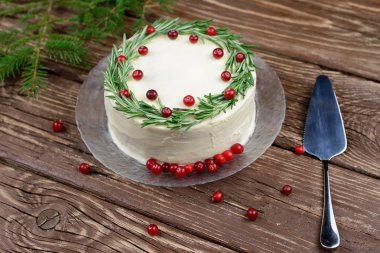 Beyaz çikolata, biberiye ve kızılcık ile pasta