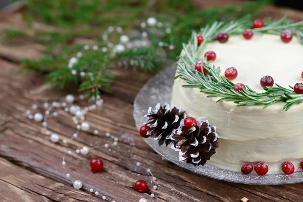 Noel kek beyaz çikolata, biberiye ve kızılcık