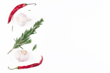 Biberiye, sarımsak ve beyaz zemin üzerine kırmızı biber