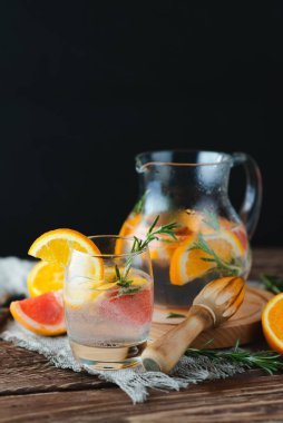 Tahta masada limonlu, portakallı ve greyfurtlu ev yapımı limonata.