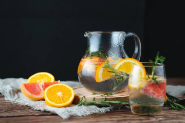 Tahta masada limonlu, portakallı ve greyfurtlu ev yapımı limonata.