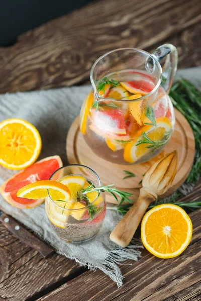 自制柠檬水，柠檬、橙子和柚子放在木制桌子上 — 图库照片