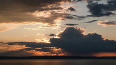Güzel gündoğumları. Turuncu ve altın rengi mavi gökyüzü. Altın deniz. Gün batımı. Deniz manzaralı gün batımı.