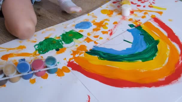 Niños pequeños y diversos pintan coloridas imágenes en papel usando pinceles de pintura niños felices disfrutando de la creatividad divertida pintura vista superior — Vídeo de stock