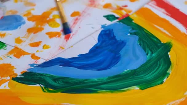 Jonge diverse kinderen schilderen kleurrijke foto 'sop papier met behulp van verf borstels gelukkige kinderen genieten van leuke creativiteit schilderen bovenaanzicht — Stockvideo