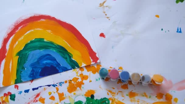 Giovani bambini diversi dipingere colorato carta pittoresca utilizzando pennelli bambini felici godendo di divertimento creatività pittura vista dall'alto — Video Stock