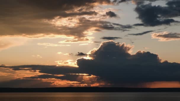 Vackra soluppgångar. Orange och guldblå himmel. Guldhavet. Solnedgång. Solnedgång med havsutsikt. — Stockvideo