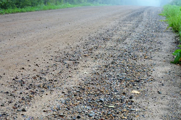 Nevoeiro da manhã na estrada do campo — Fotografia de Stock